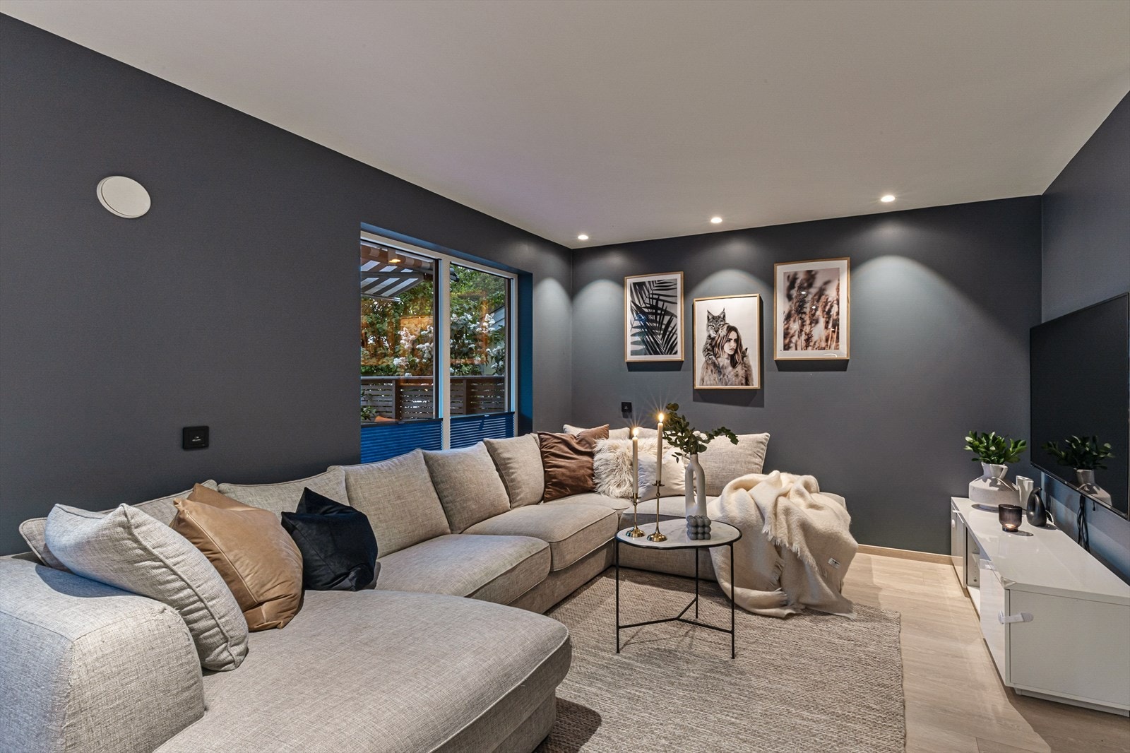 God plass til stor sofa. Galleribilde