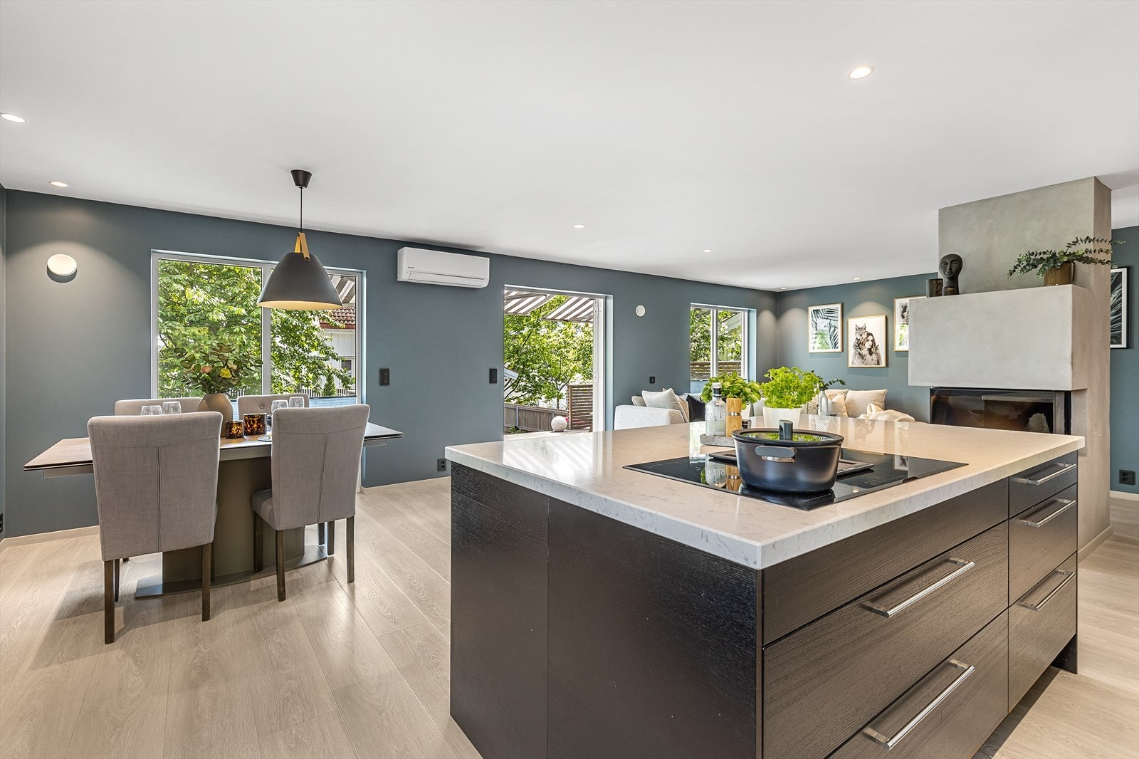 Terrassen blir en naturlig forlengelse av stuen i sommerhalvåret. Galleribilde