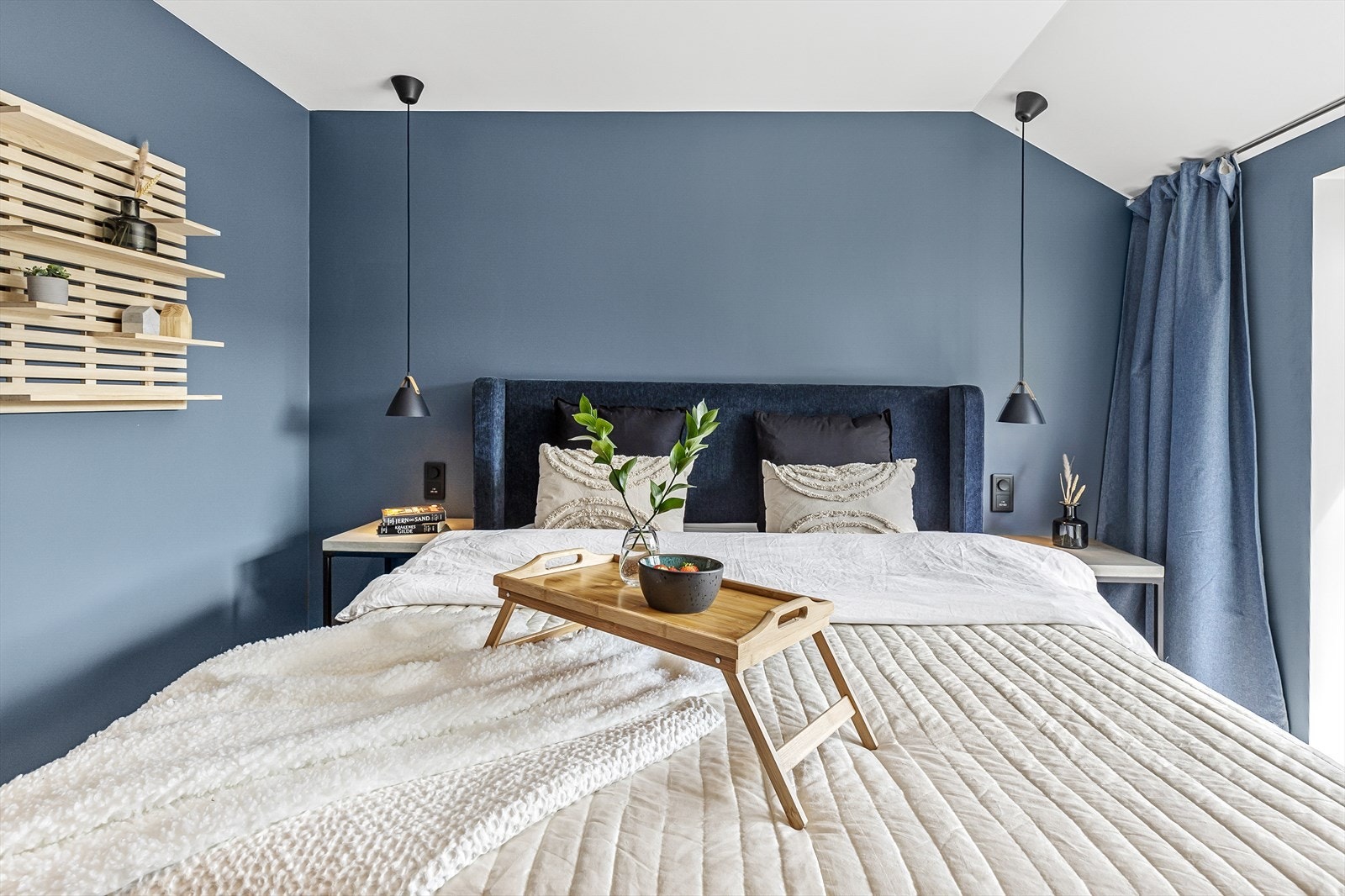 God plass til dobbeltseng og tilhørende nattbord. Legg merke til de lekre taklampene! Galleribilde