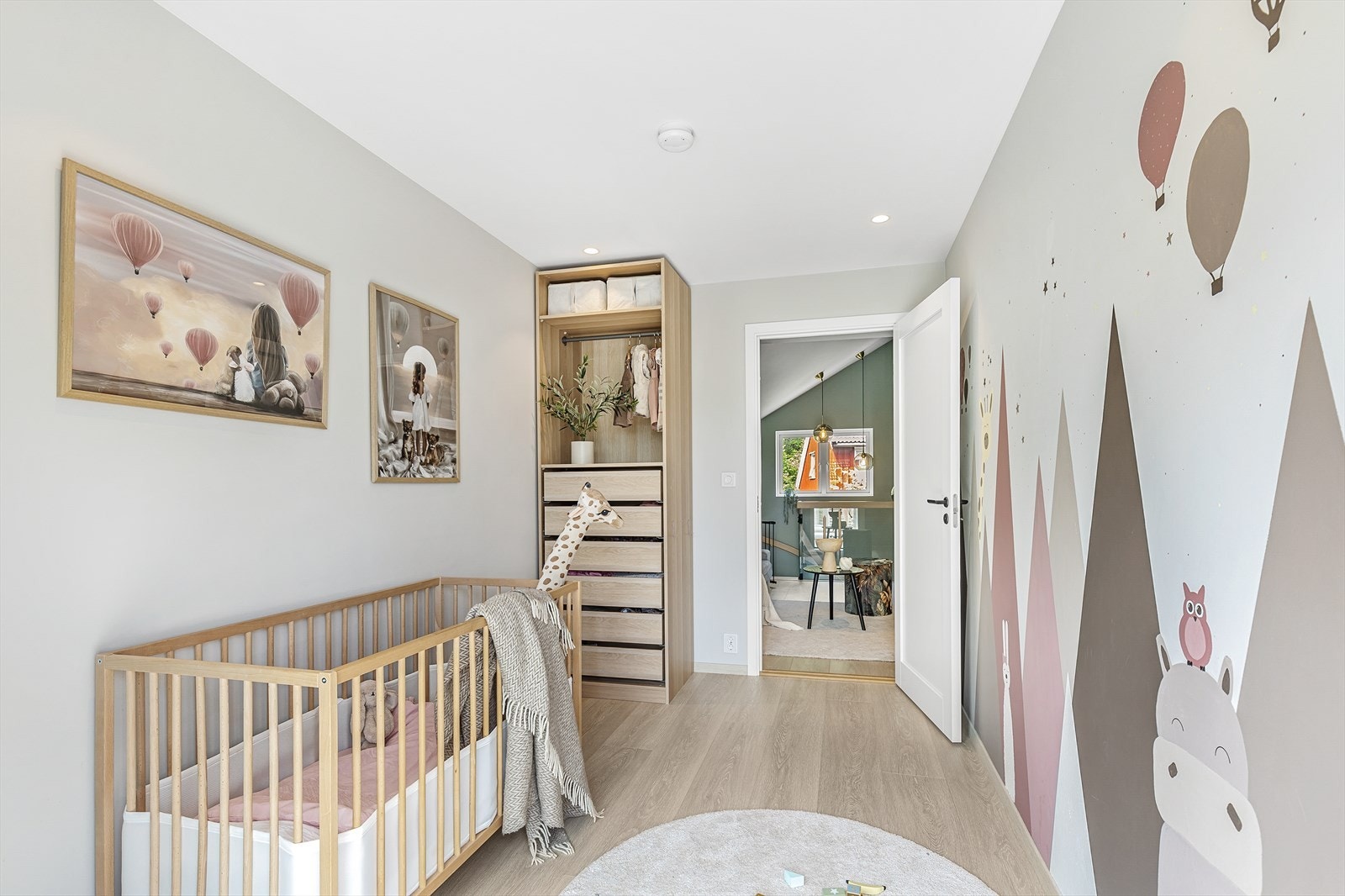 Nøytrale farger og detaljer på veggen gir et søtt uttrykk som egner seg for både gutt og jente. Galleribilde