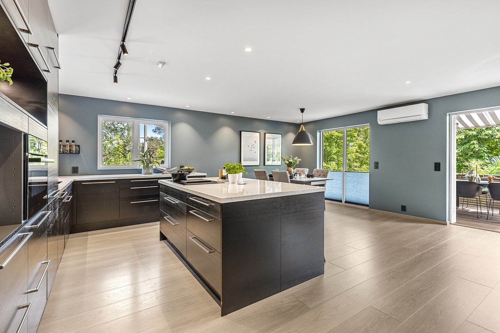 Styr stemningen med belysning fra spotteskinne, taklampe eller downlights. Galleribilde