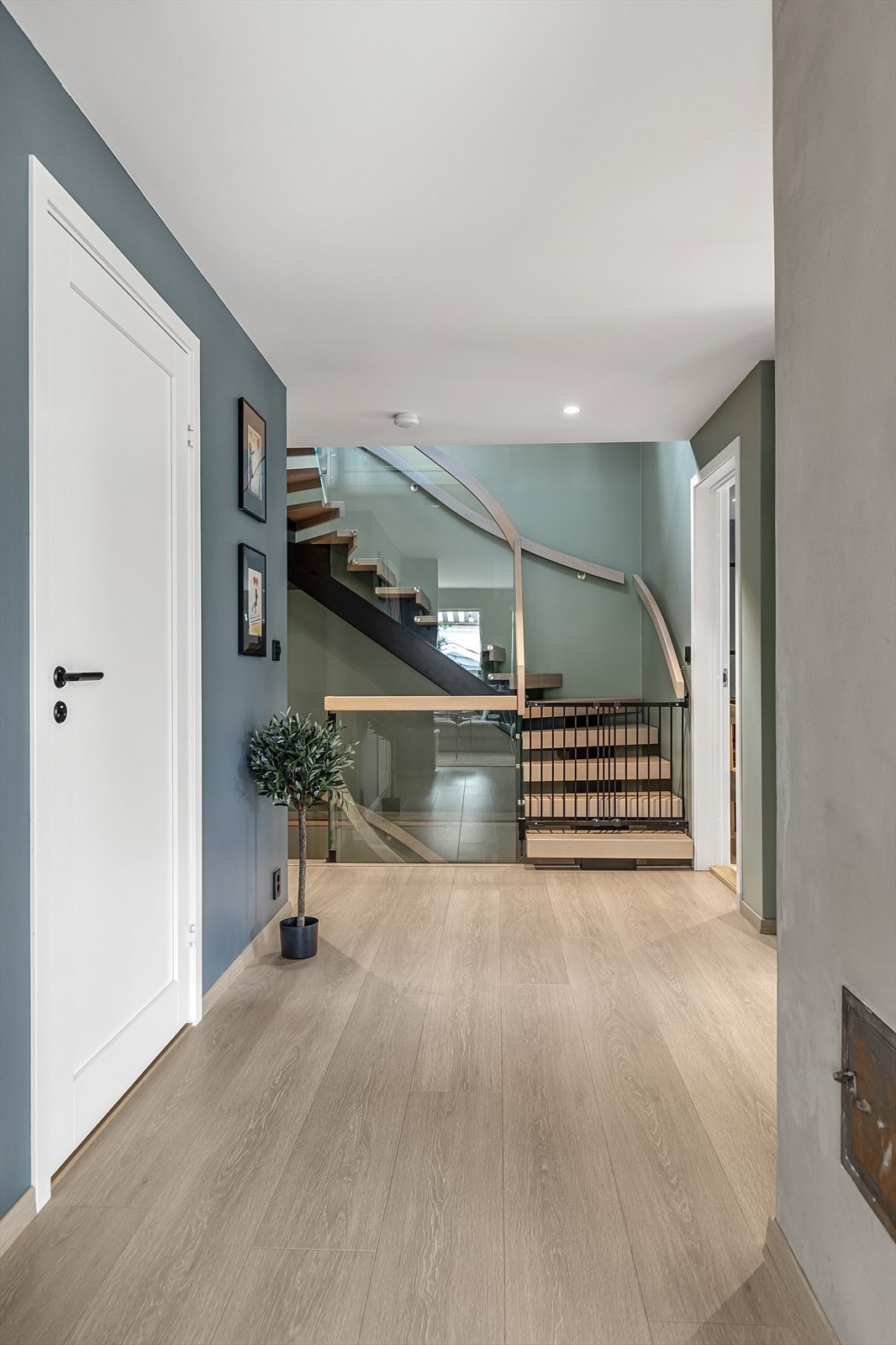 Badet ligger innenfor døren til venstre. La oss ta turen opp! Galleribilde