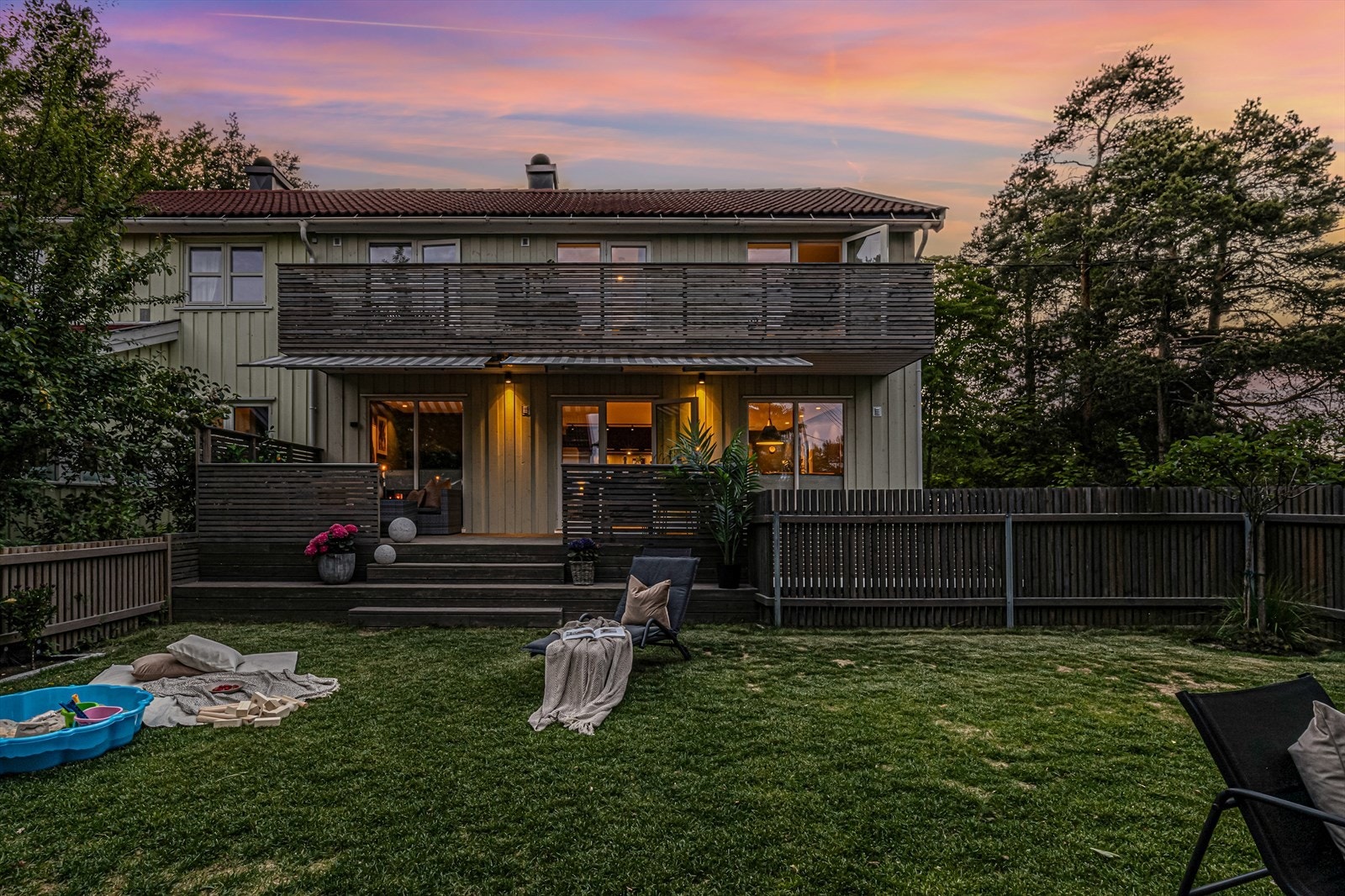 Dette er en perfekt familiebolig med svært høy standard, egen hybel og nydelige uteplasser. Galleribilde