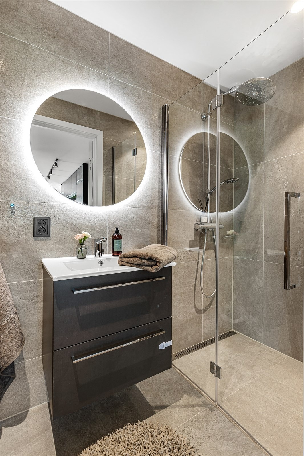 Lekkert bad fra 2019 i tilknytning til stuen. Galleribilde