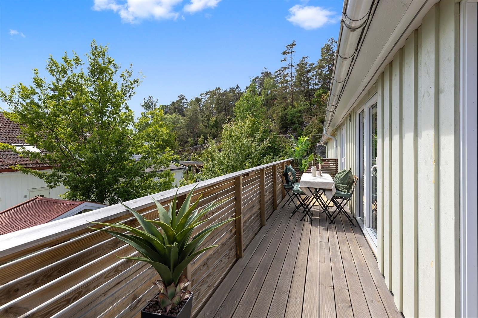 Herlig balkong på 12 m² som forsterker opplevelsen av å bo nær naturen. Galleribilde
