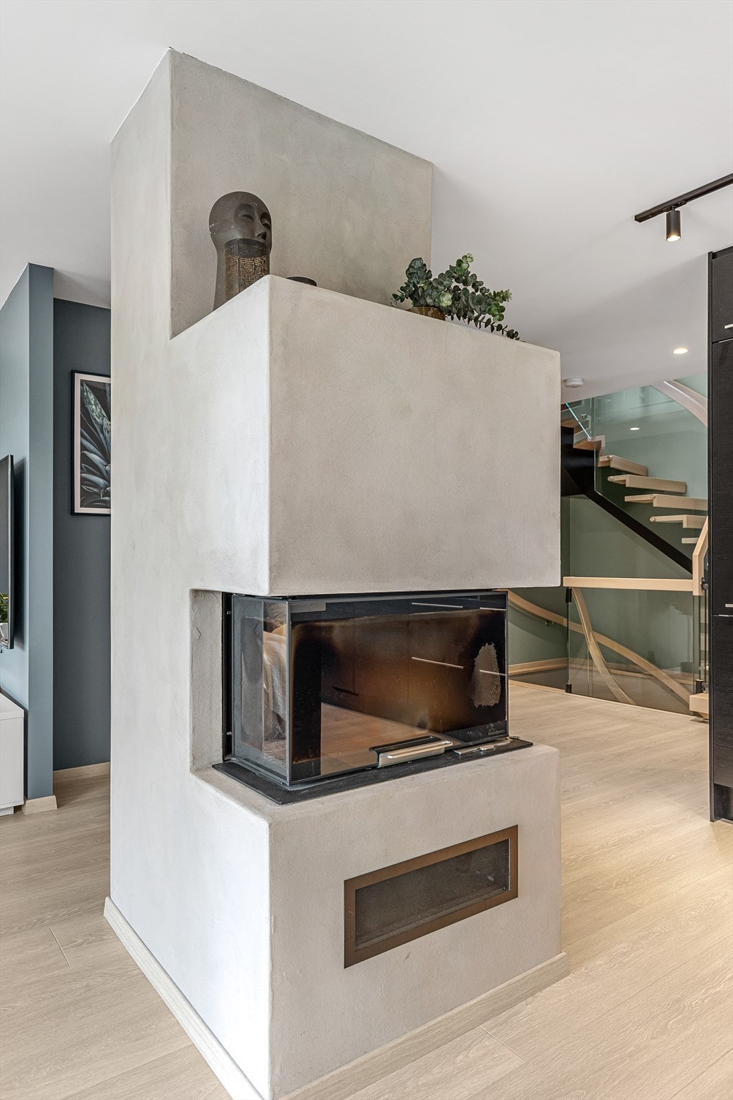 Lekker peis plassert sentralt i rommet. Galleribilde