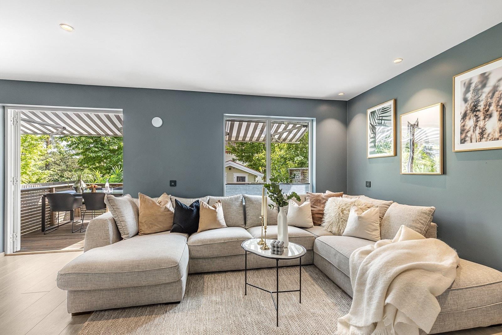 Store vinduer gir gode lysforhold inne. I tillegg er det delikat bruk av downlights i tak gjennom nesten hele boligen. Galleribilde