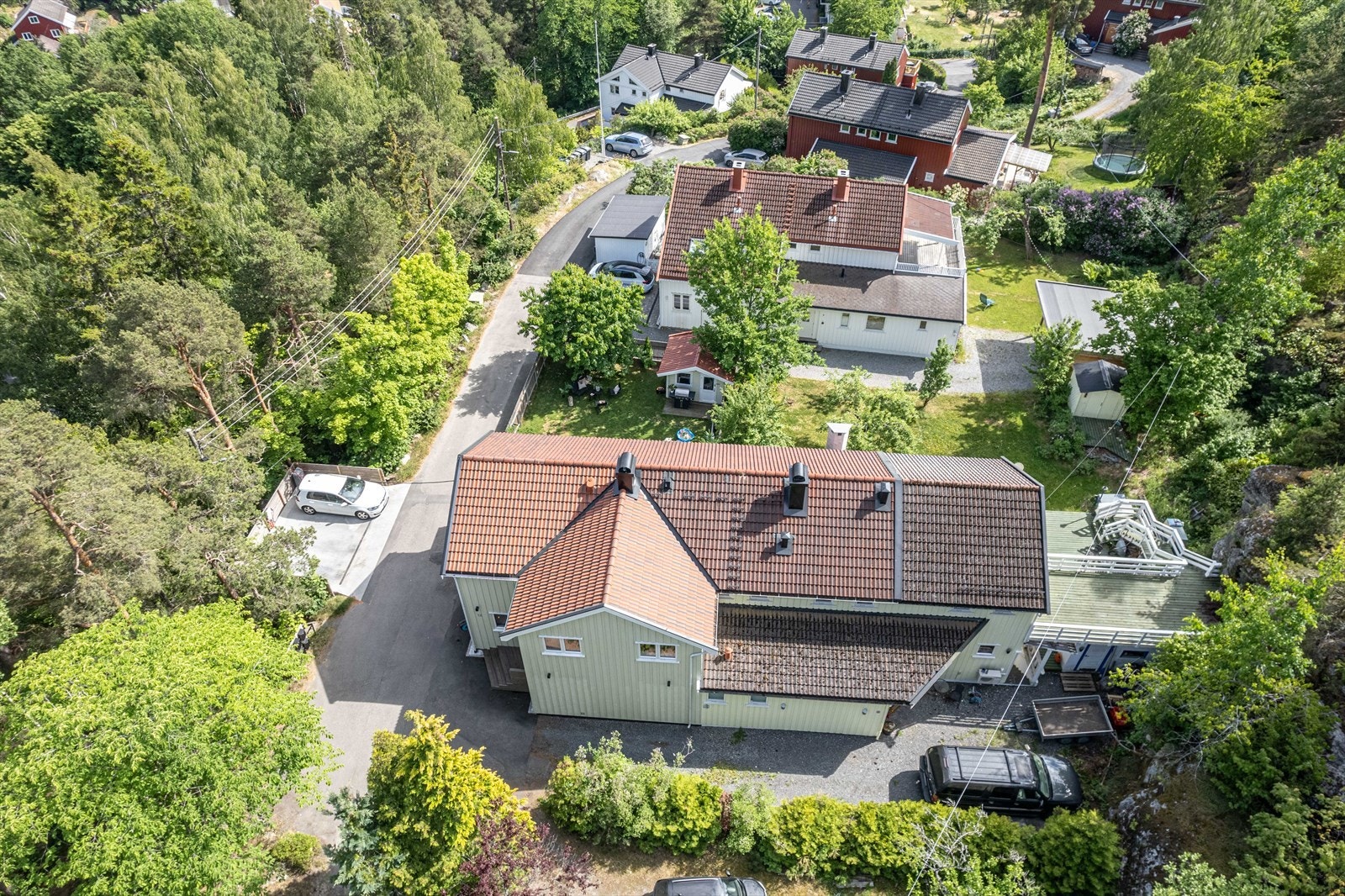 Landlige omgivelser med store grøntområder like utenfor døren. Galleribilde