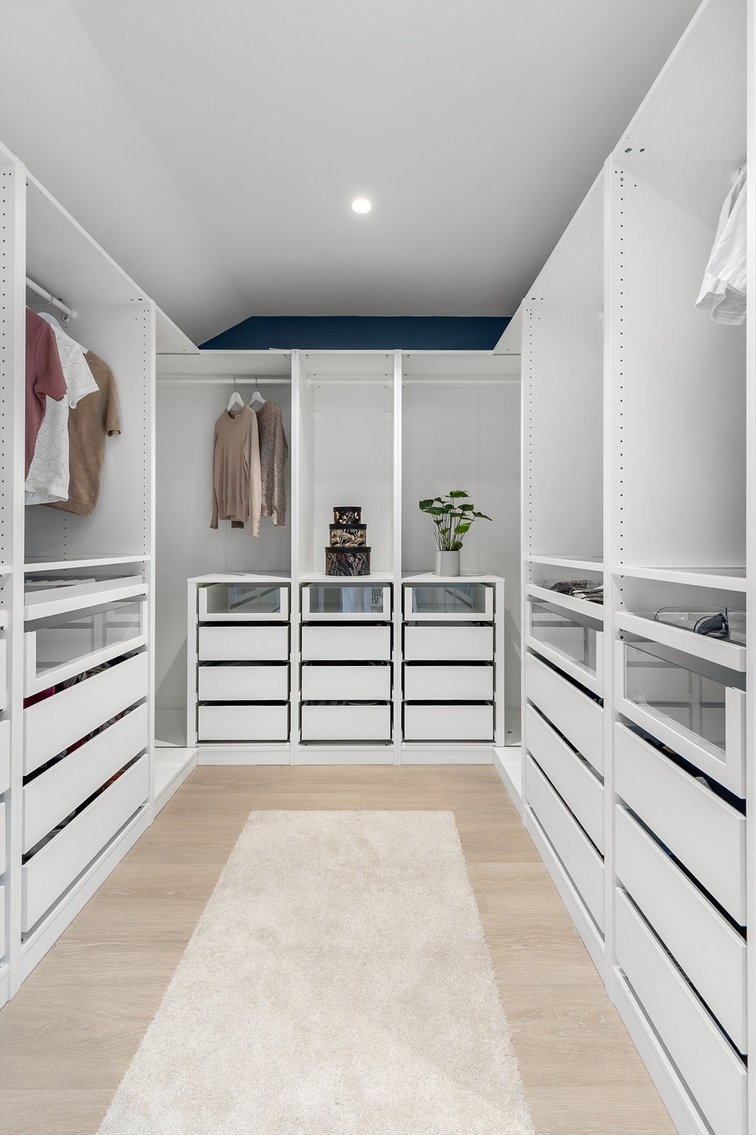 Åpen walk in-garderobe med skuffer som gjør det enkelt å holde ryddig. Galleribilde