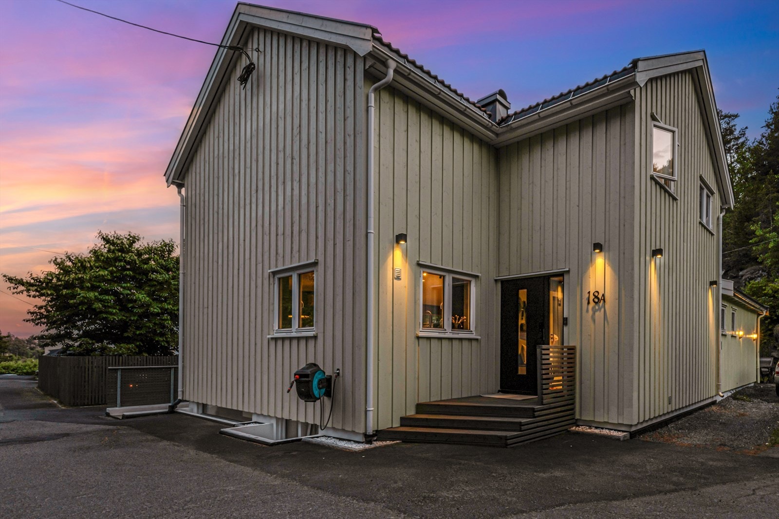 Velkommen til deres nye hjem! Boligen gjennomgikk vesentlig renovering i 2018/2019 og fremstår som et svært moderne og innbydende familiehjem i skjermede og barnevennlige omgivelser. Galleribilde