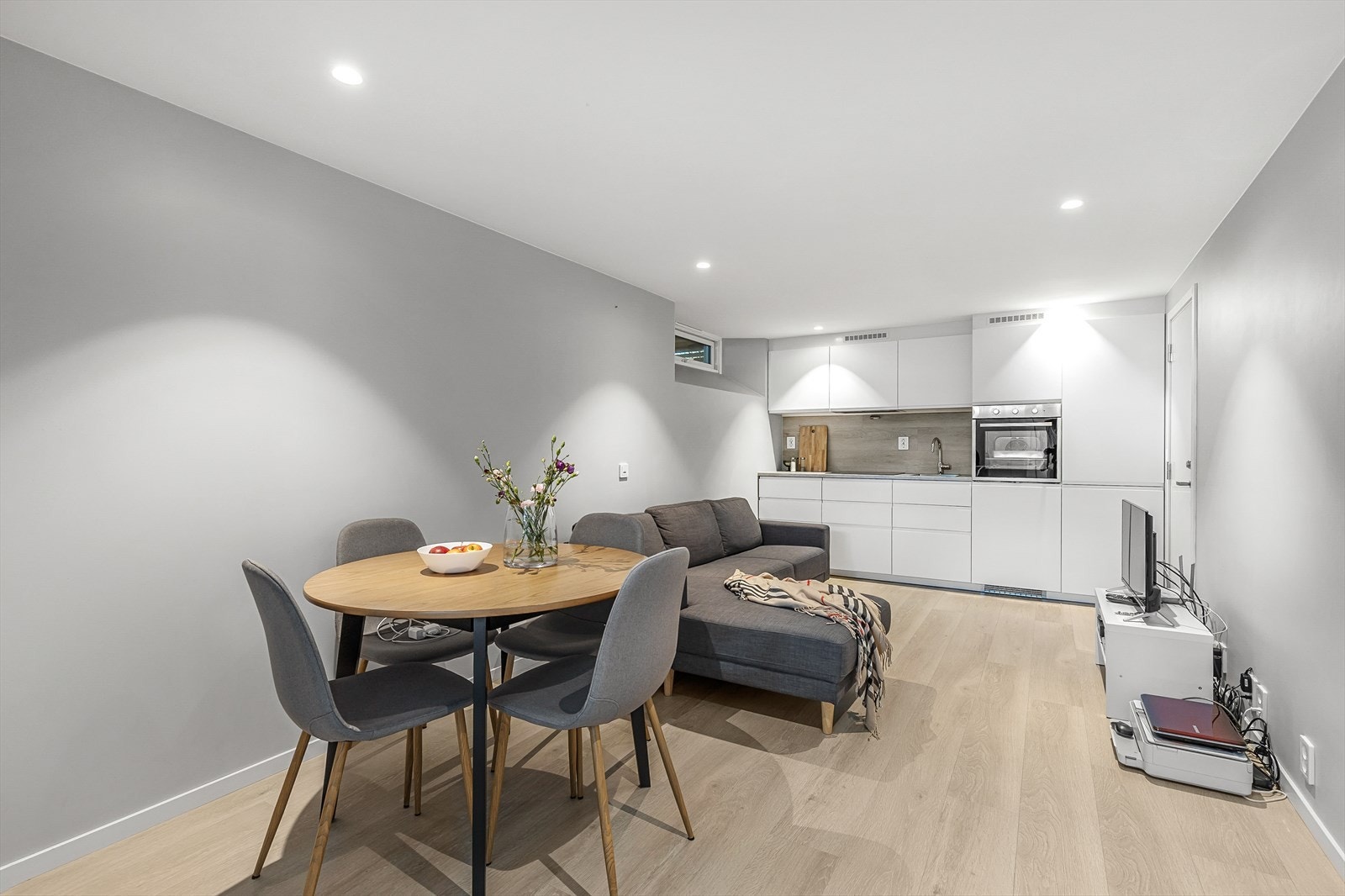 Lys stue og kjøkken med god plass til sofa og spisebord. Galleribilde