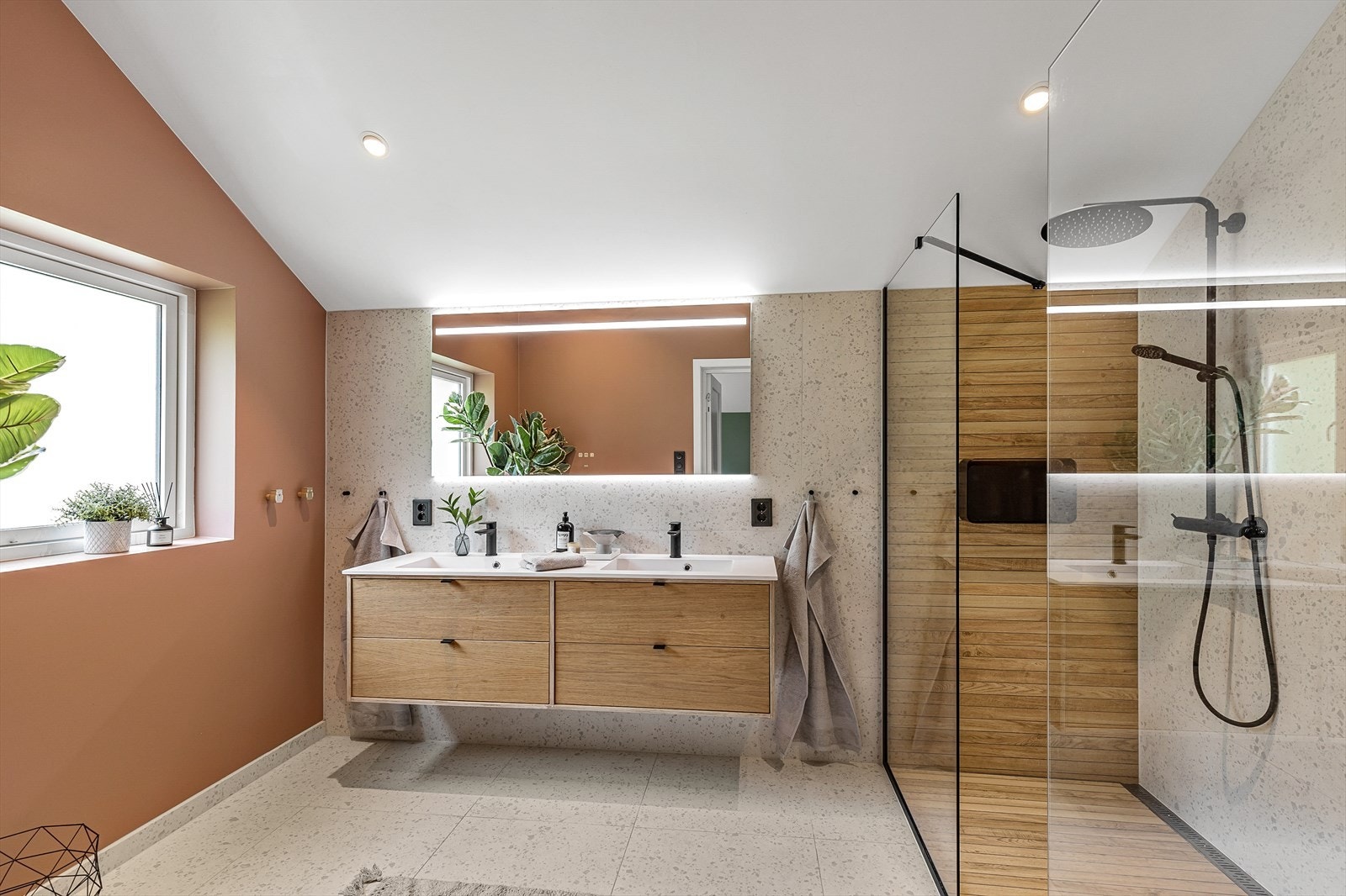 Stort, rålekkert bad fra 2020 med detaljer som dobbel regnfallsdusj og dobbel servant på plassbygd servantskap i eikefinér. Galleribilde