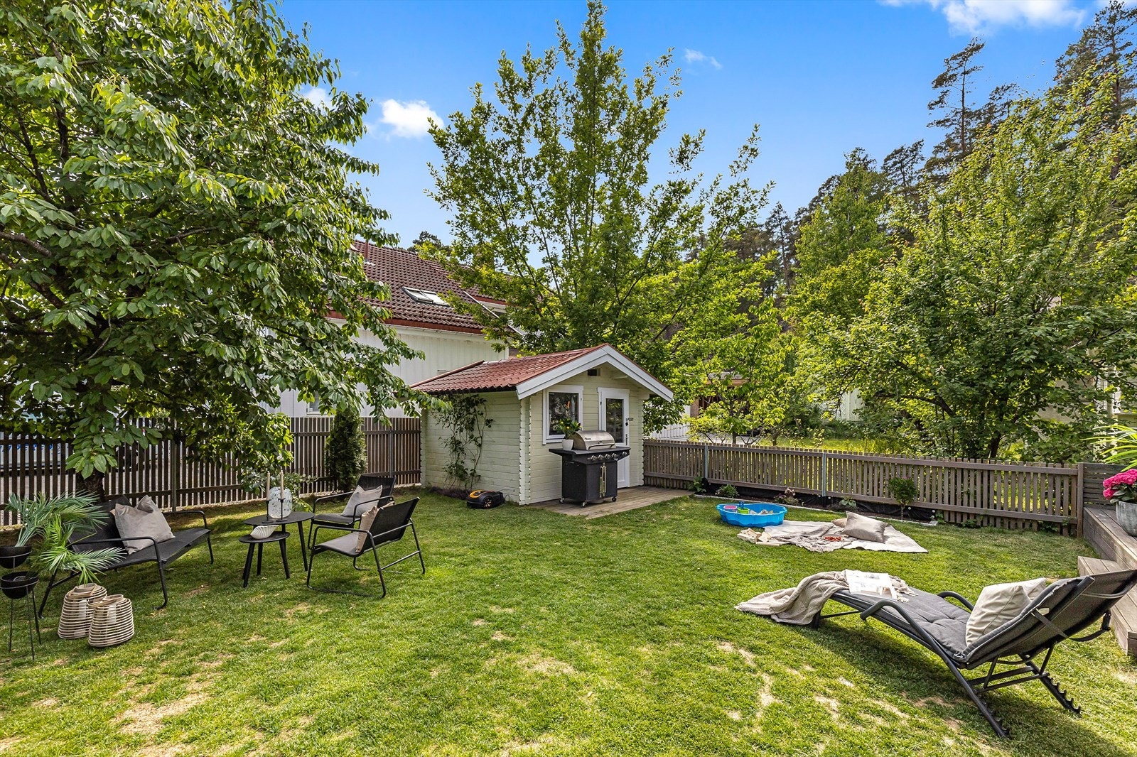 Hagen er pent opparbeidet med beplantning og kan inndeles i ulike soner. Galleribilde