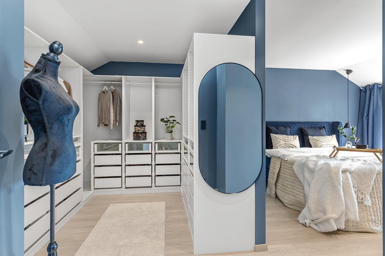 Stort hovedsoverom med egen garderobeavdeling. Galleribilde