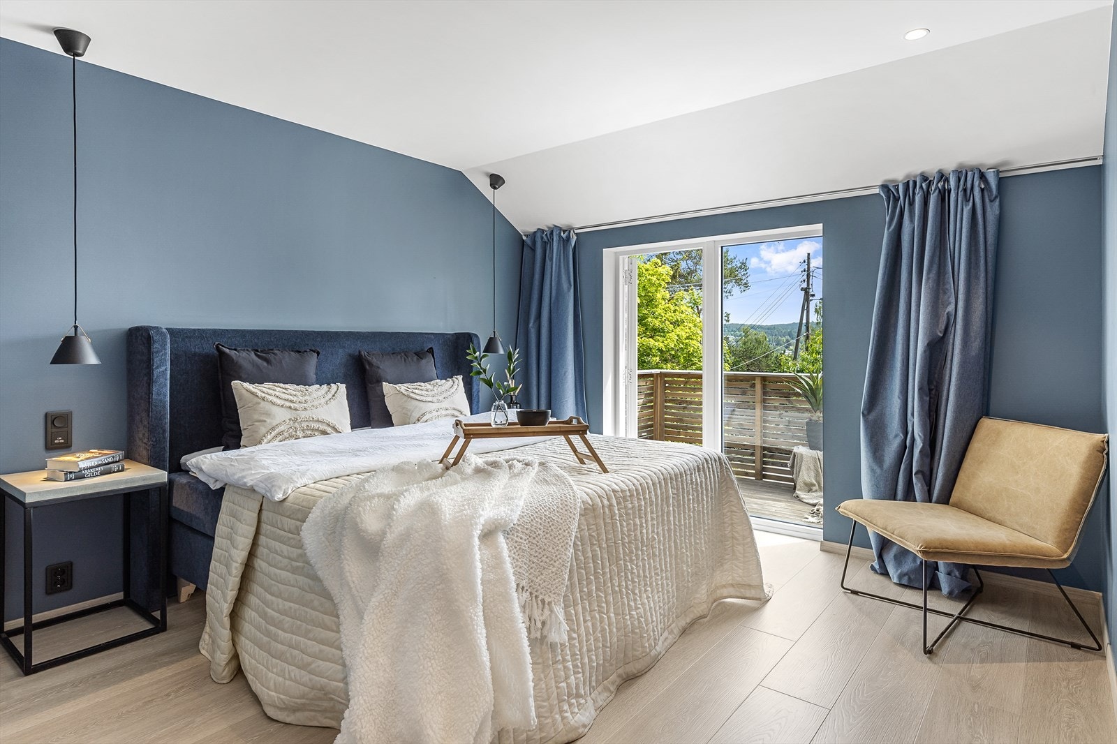 Luftig hovedsoverom malt i en delikat blåtone. Galleribilde