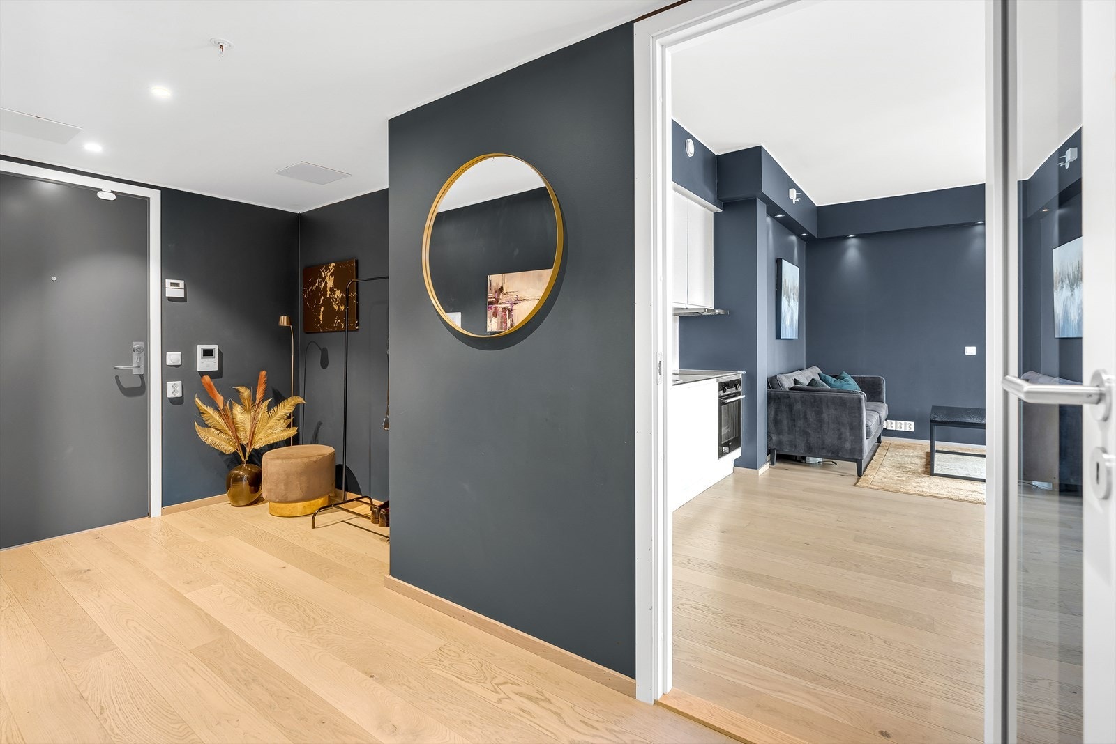 I inngangspartiet er det god plass til garderobeskap eller kommode. Brann- og lydklassifisert entrédør og porttelefon med kamera. Galleribilde