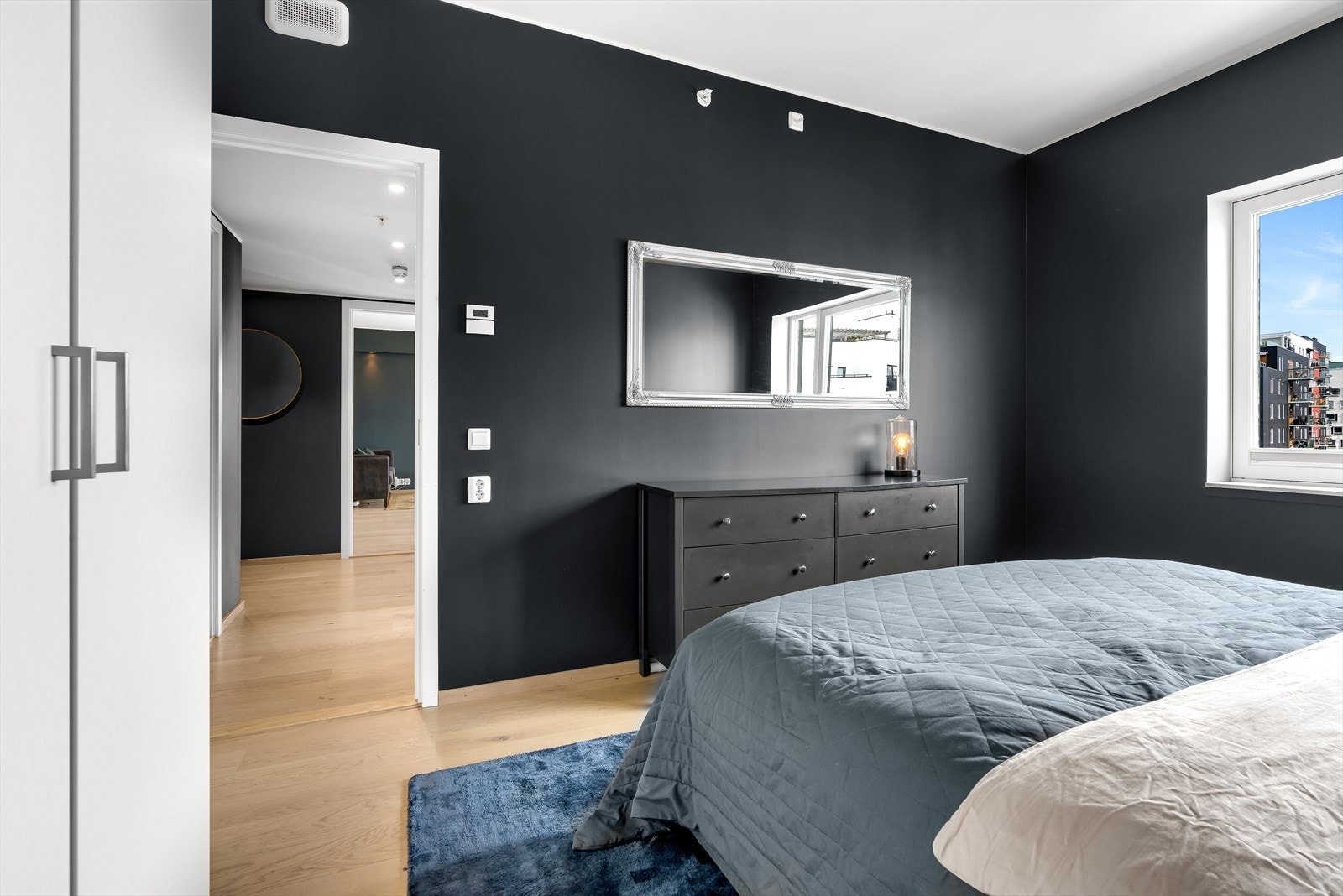 Rommet har garderobeskap og god plass til kommode. Galleribilde