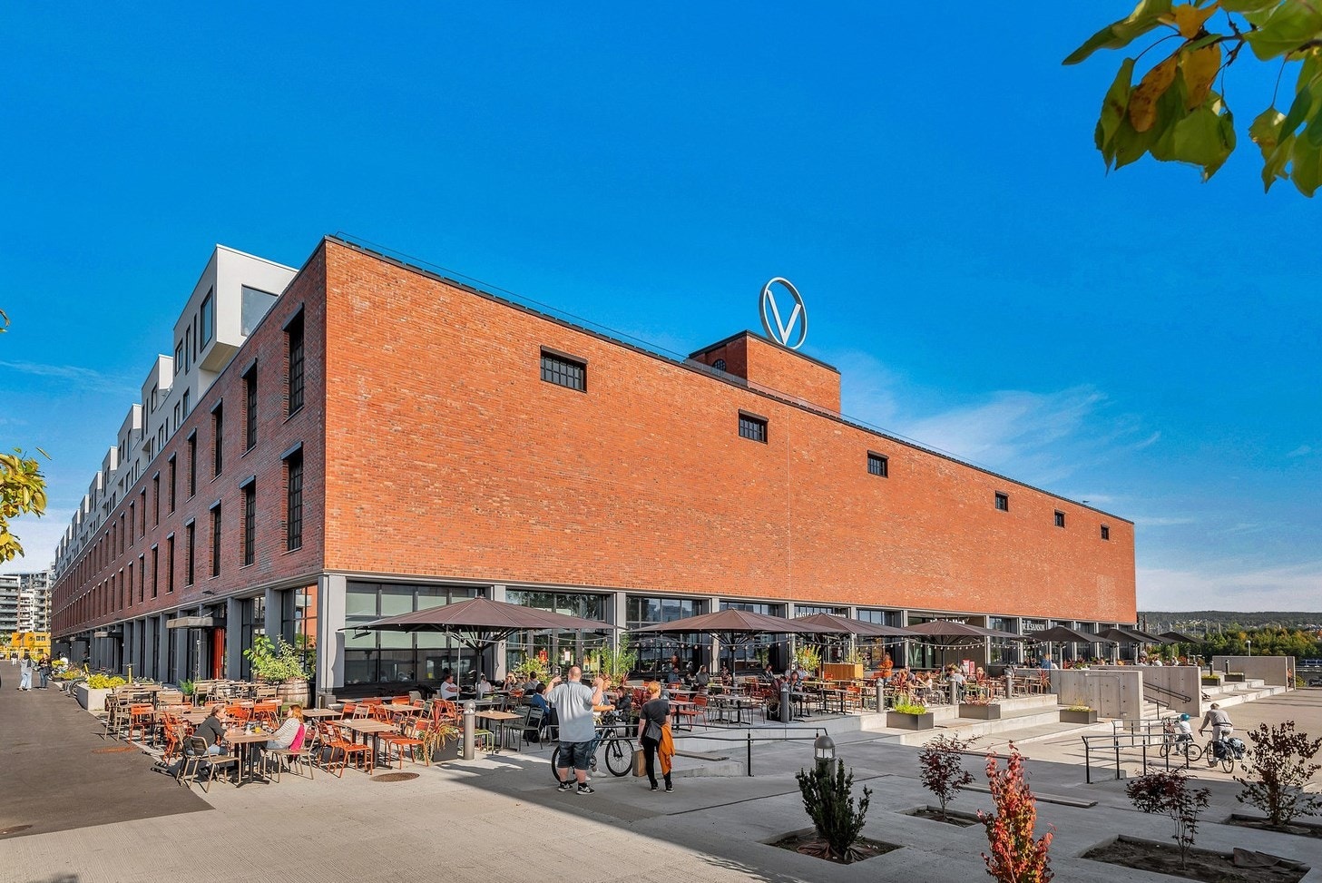 På sydsiden av bygget finner du blant annet Hasle Linie Gastropub og W.B. Samson bakeri med pizzeria, begge med uteservering om sommeren. Galleribilde