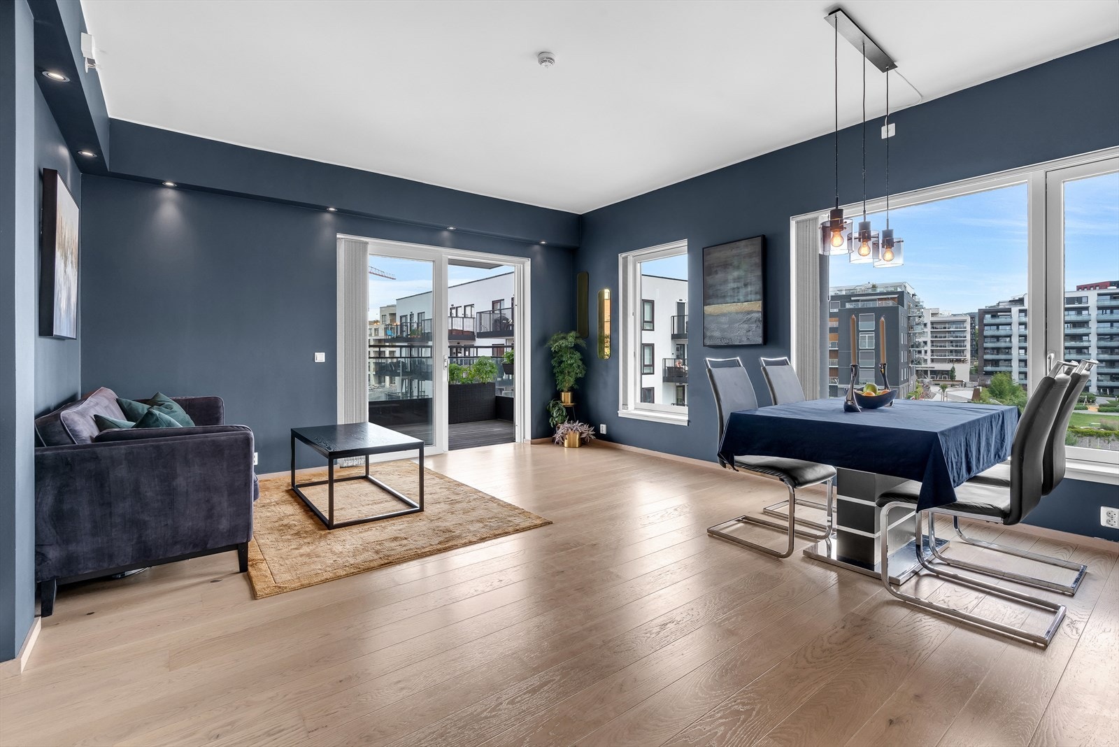 Hjørnestue med store vindusflater og utgang til balkong. Pen enstavs eikeparkett med vannbåren gulvvarme. Galleribilde