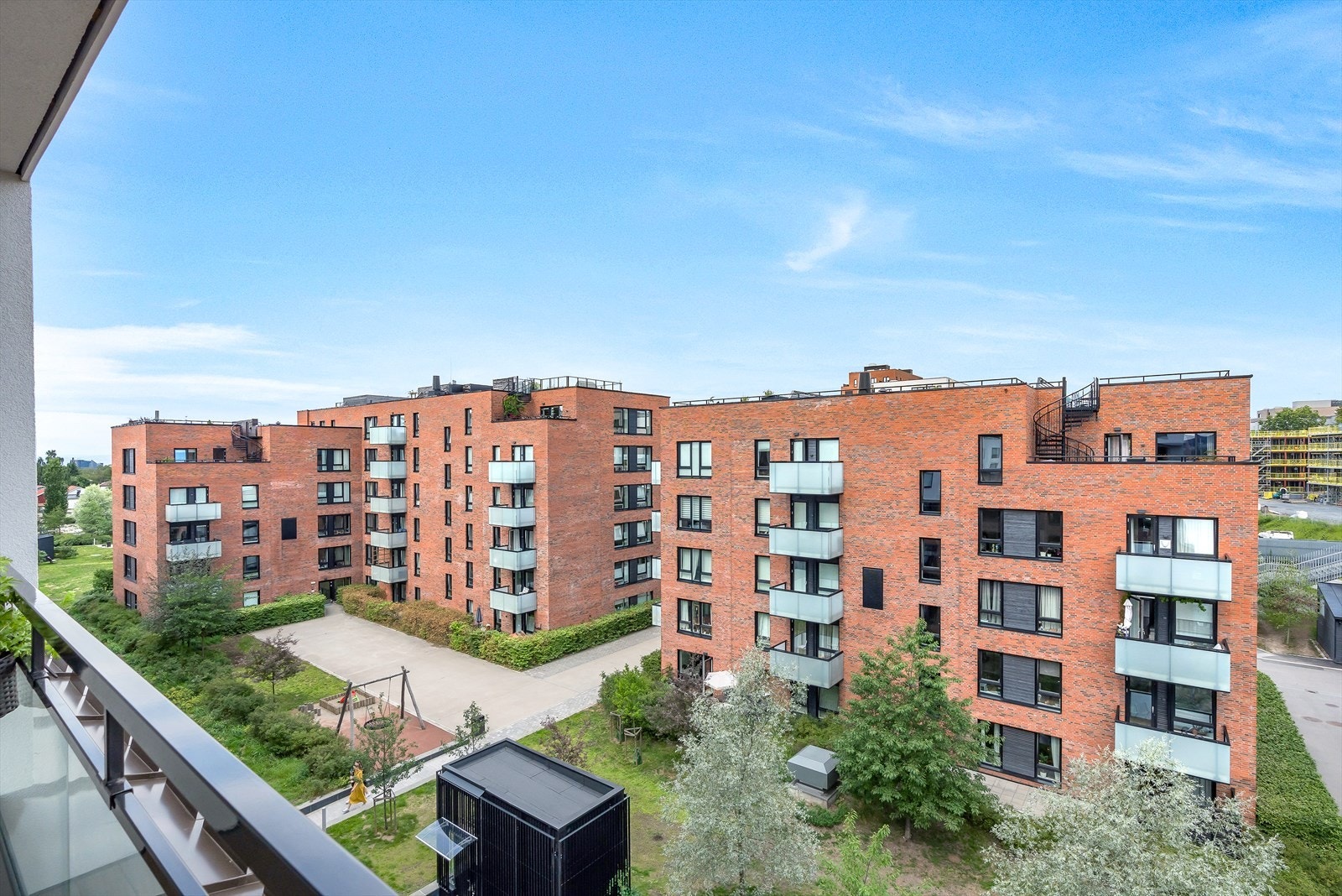 Utsikt mot vest med ettermiddag- og kveldssol. Sol midtsommers fra ca. kl. 16:00-22:00. Galleribilde