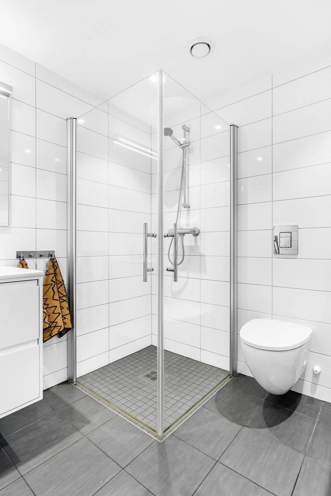 Dusjhjørne med glassdører. Avtrekk tilknyttet balansert ventilasjon. Galleribilde