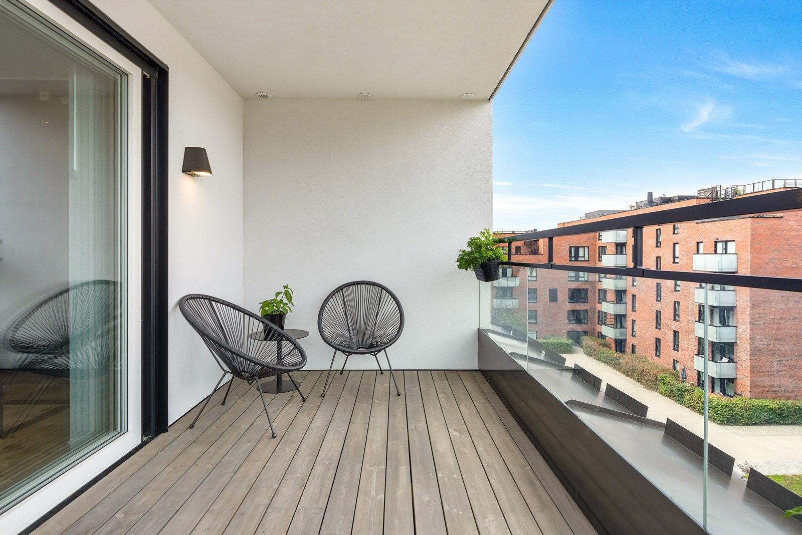 Balkongen har god plass til utemøbler samt belysning og strømuttak. Galleribilde