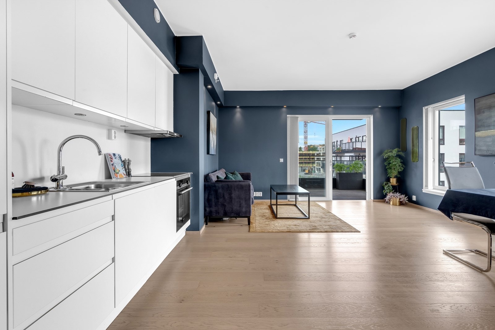 God plass til sittegruppe. Det er flere innredningsmuligheter i stuen. Galleribilde