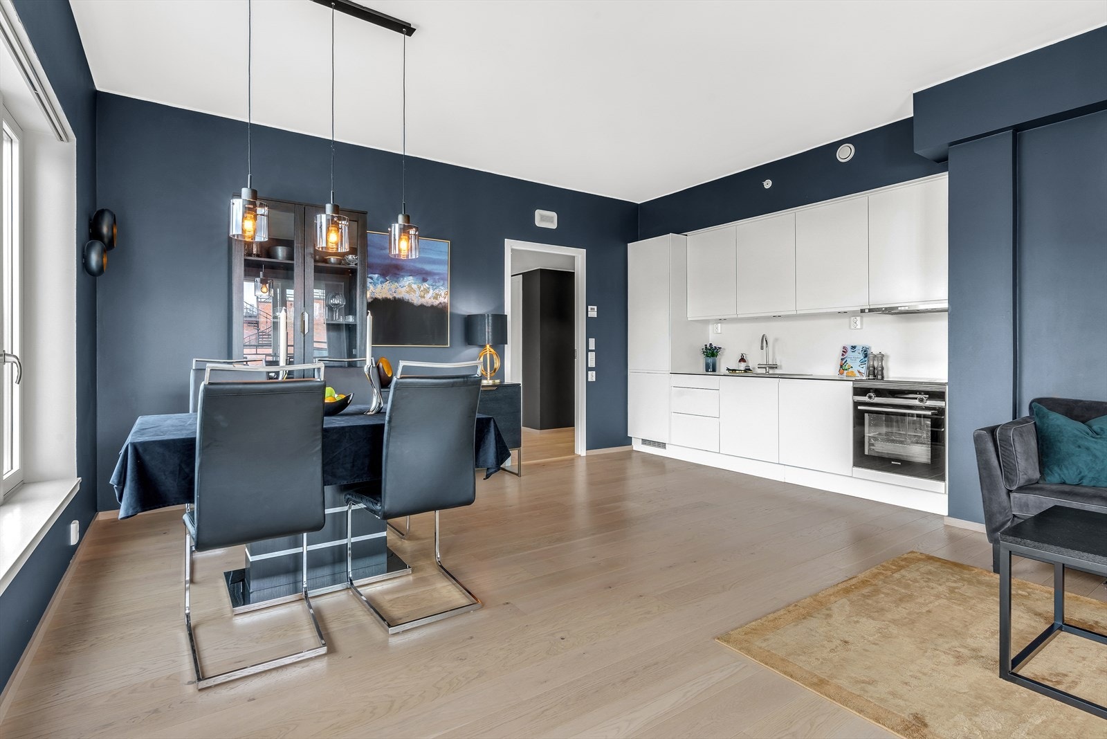 Stue og kjøkken i åpen løsning. Balansert ventilasjon med avtrekk og tilluft. Galleribilde