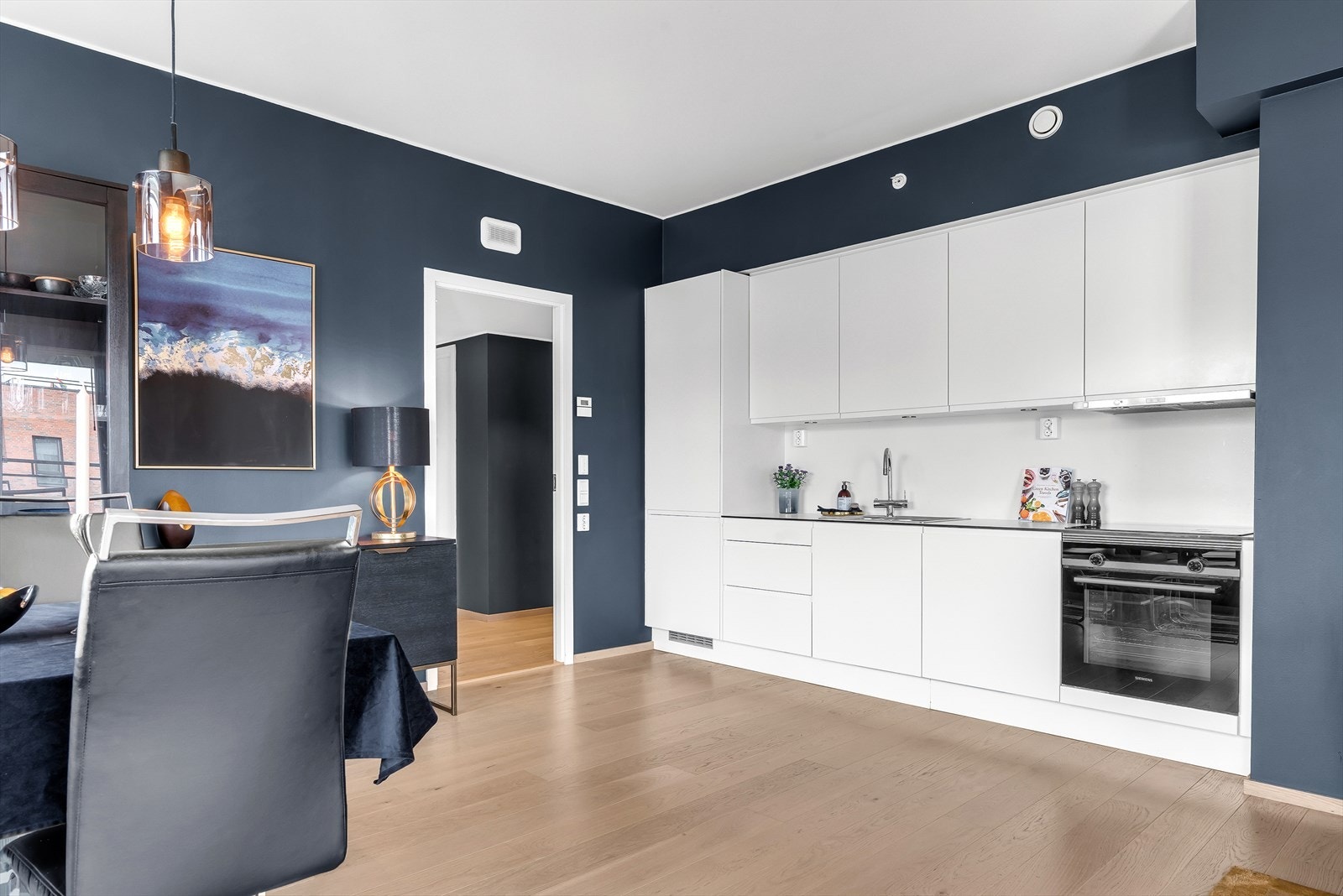 Stilrent og moderne kjøkkeninnredning fra Sigdal med Siemens hvitevarer og kompaktlaminat benkeplate. Galleribilde