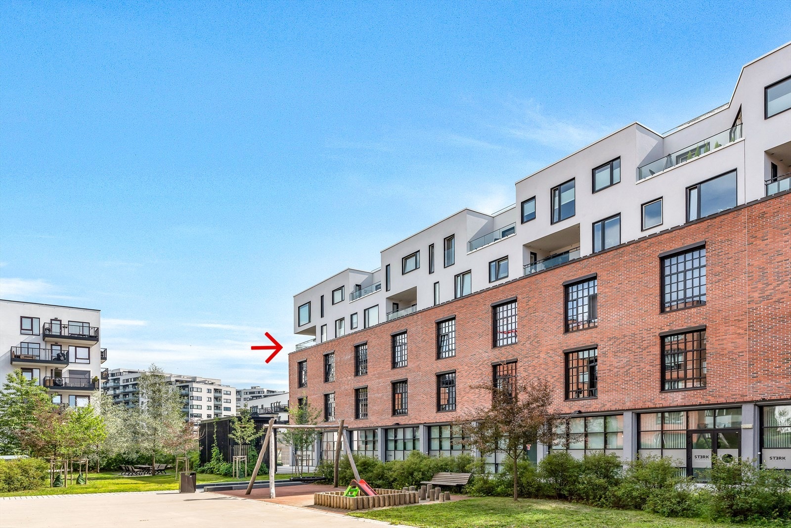 Leiligheten ligger høyt og fritt på det nordlige hjørnet av Vinslottet med balkong mot nordvest. Galleribilde