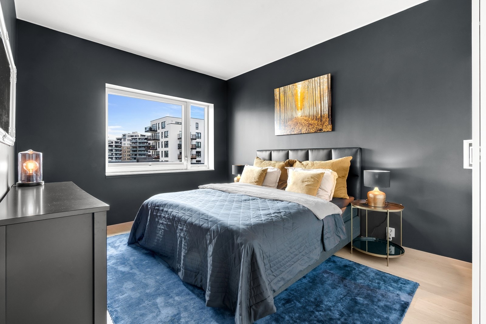 Stor og innbydende hovedsoverom på ca. 14 m² med god plass til dobbeltseng og tilhørende møblement. Galleribilde