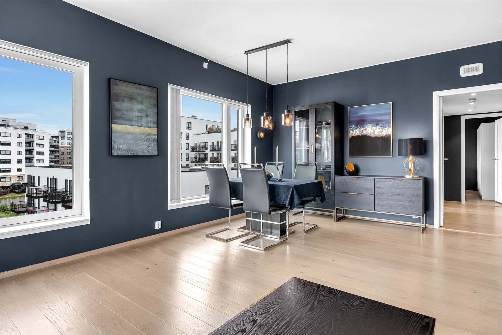 Lys og luftig stue med store vindusflater og god takhøyde på ca. 2,7m. Galleribilde