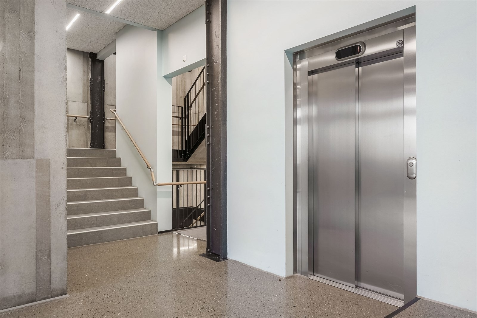 Heisforbindelse fra leilighetsplan til garasje og bod. Boden er på ca. 8 m². Galleribilde