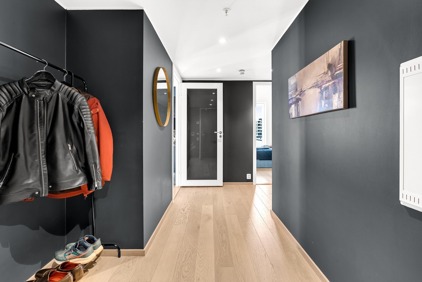 Entré/gang med adkomst til alle rom i leiligheten. Galleribilde