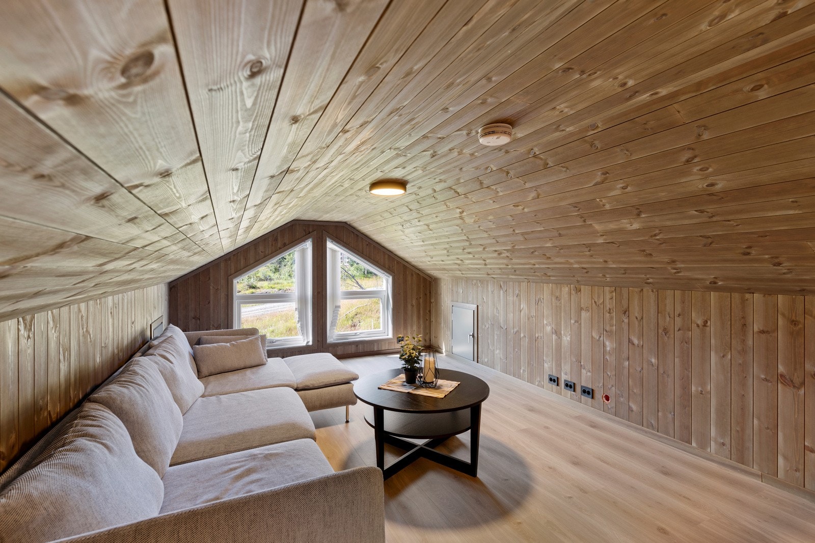 Fra gangen er det trapp til hems. Galleribilde