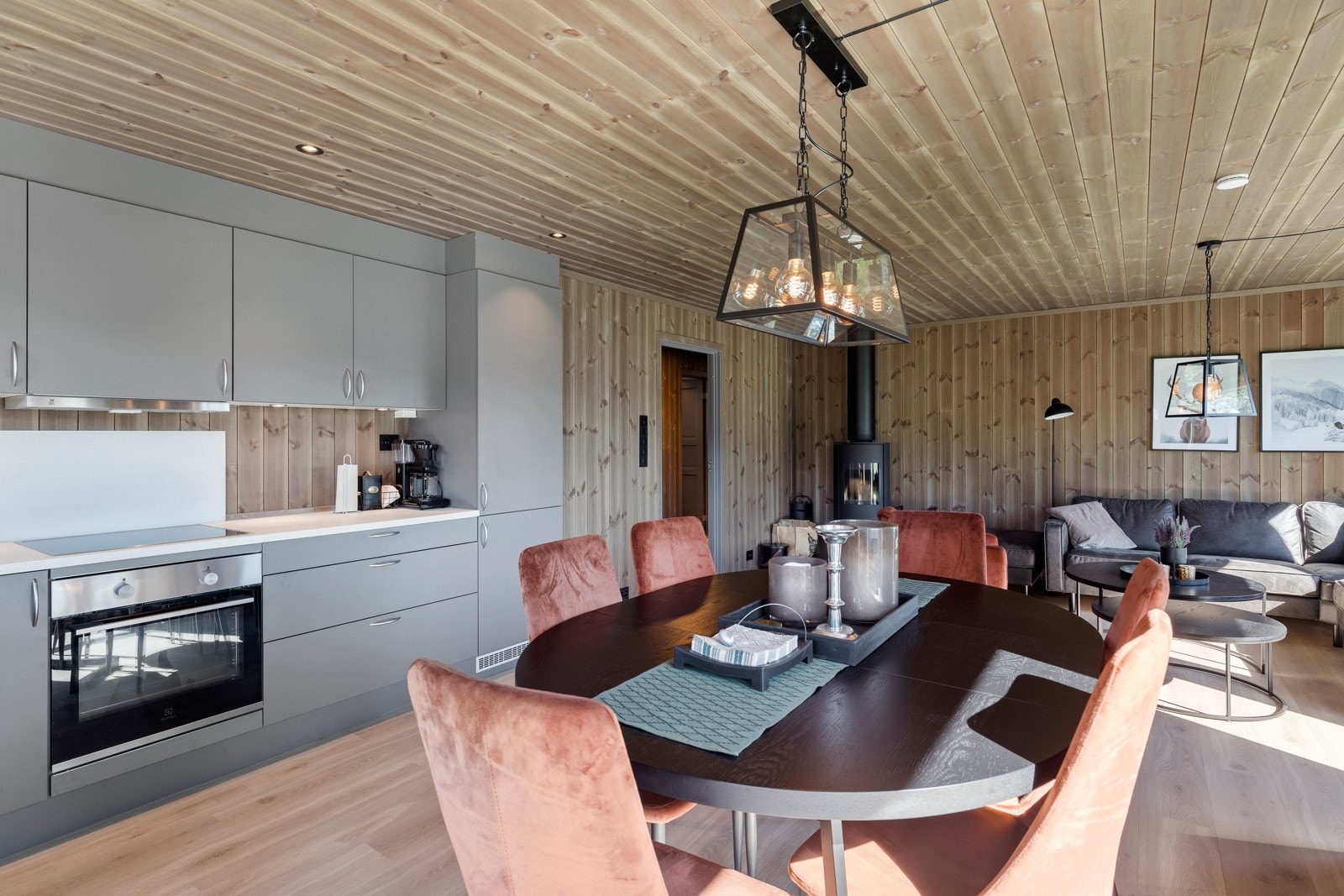 I stue er det montert vedovn som sørger for god varme og den riktige stemningen etter en lang dag i skiløypene. Galleribilde