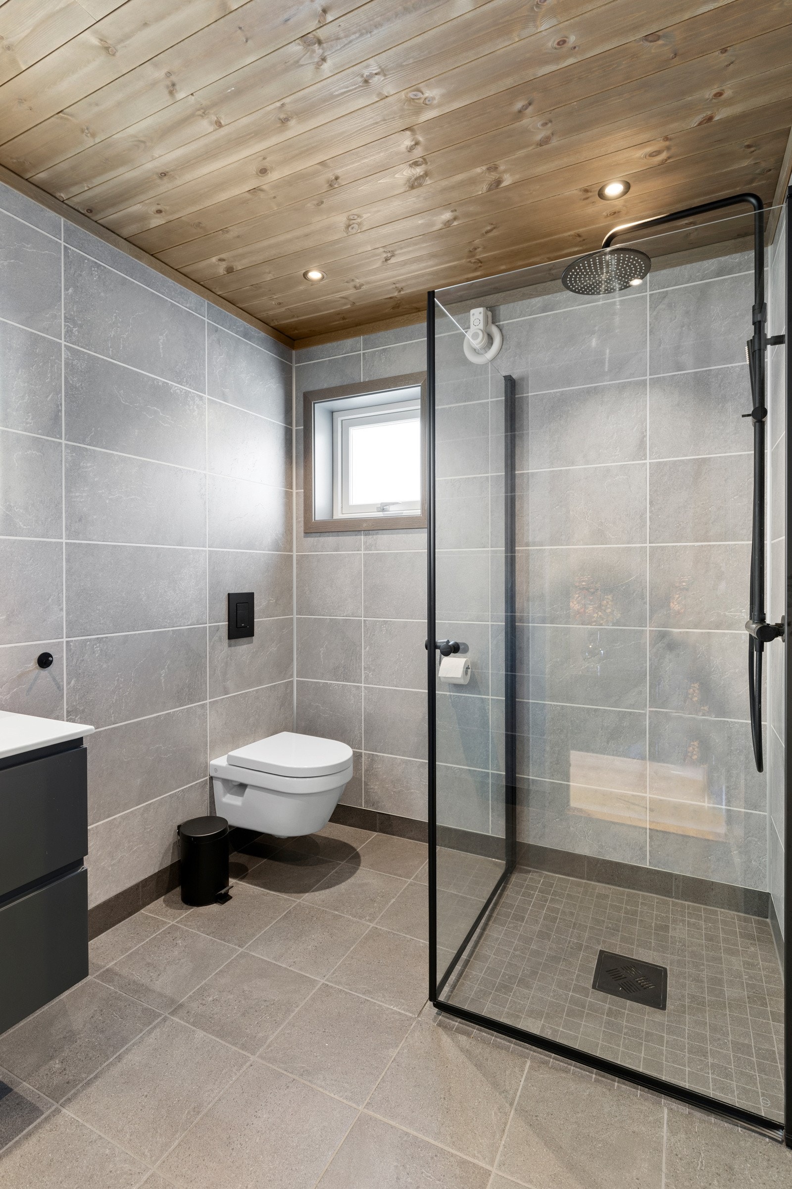 Fra gangen er det tilkomst til hyttens hovedbad. Galleribilde