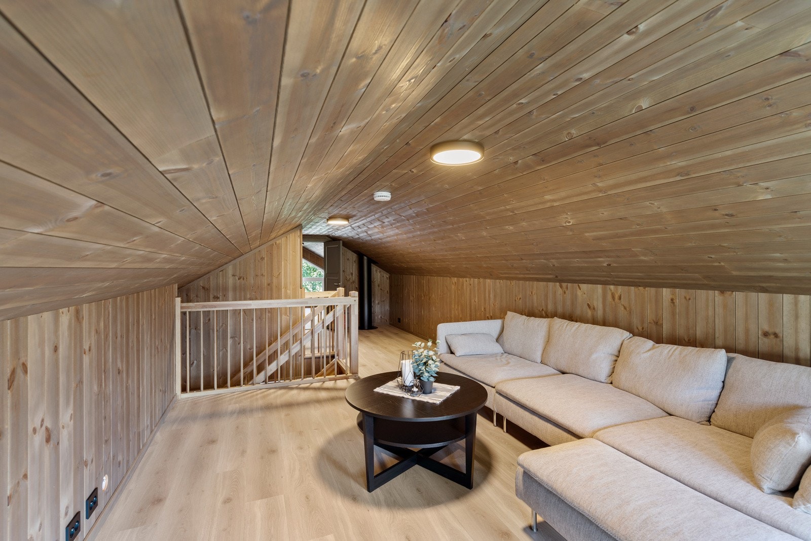 Romslig stue med tilkomst til raftekott. (Rom er definert som hems på tegninger - ikke målbart areal pga. takhøyde). Galleribilde