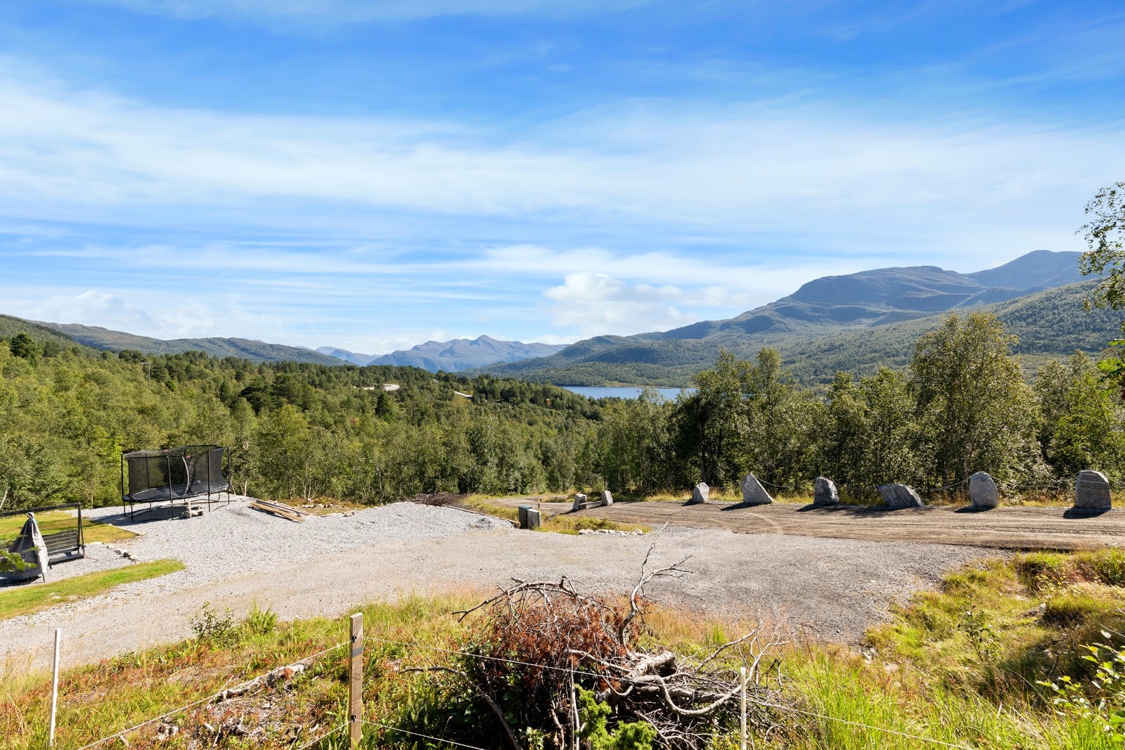 Her er det flott utsikt mot deler av Nysætervatnet og fjellene rundt kan nytes. Galleribilde