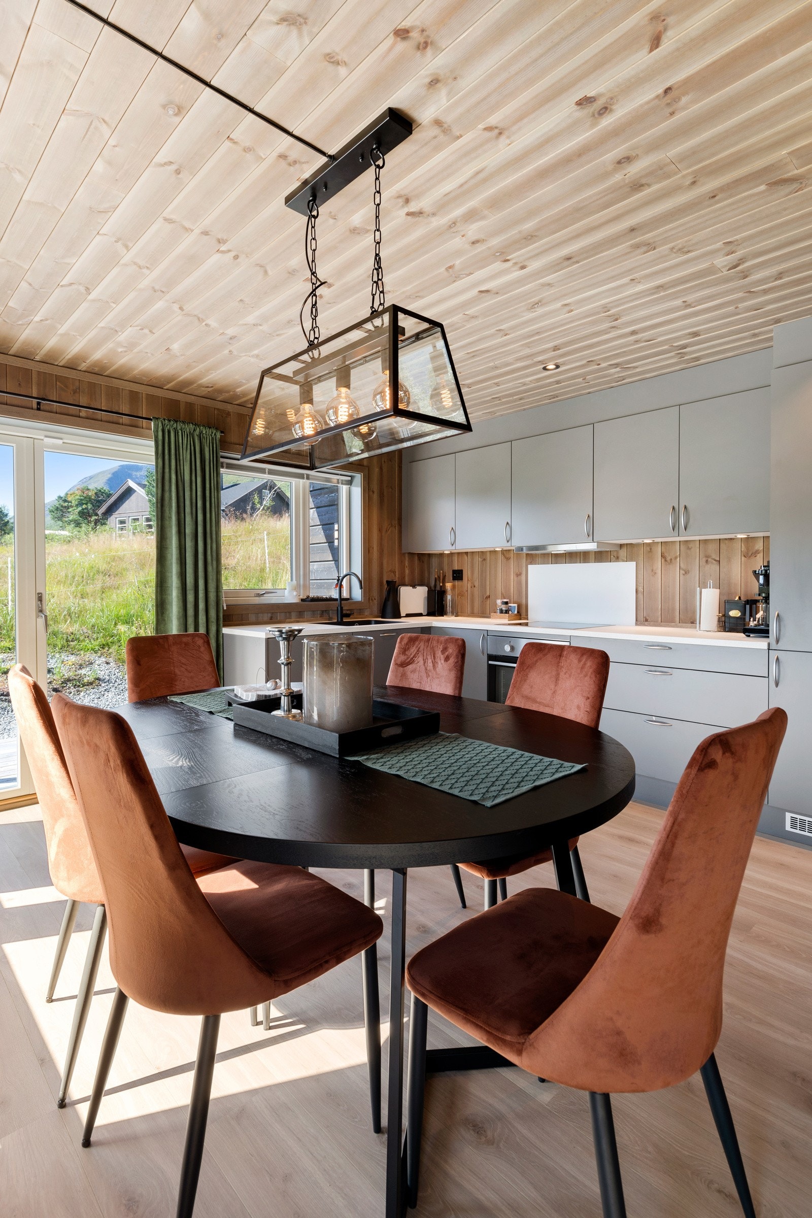 Gode muligheter for spisebord ved kjøkken. Galleribilde