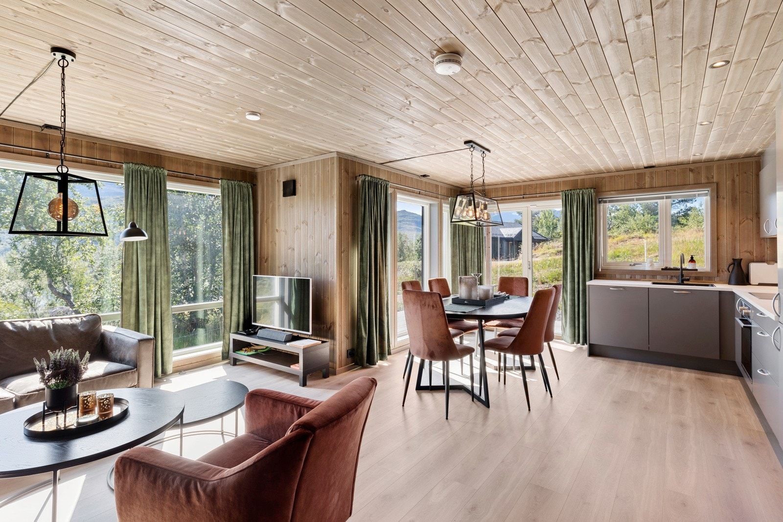 Hytten har en åpen og luftig løsning som gir god arealutnyttelse. Galleribilde