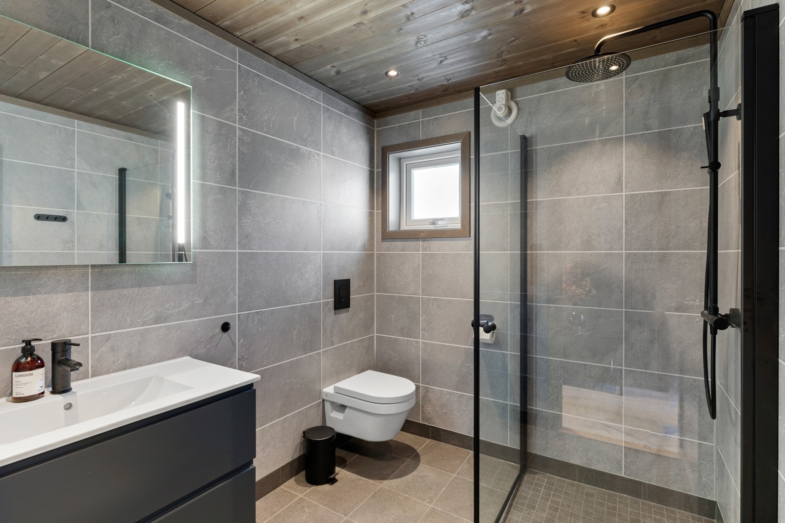 Også dette badet har flis på gulv, våtromsplater på vegger og har varmekabler i gulv. Galleribilde