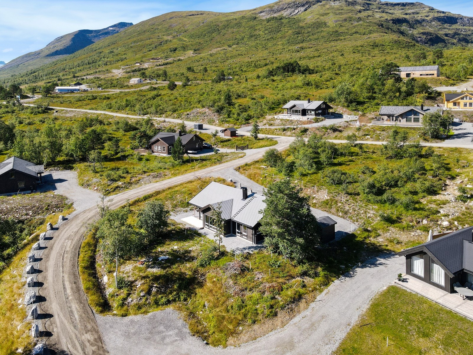 Hytten ligger i et nyere hyttefelt. Galleribilde