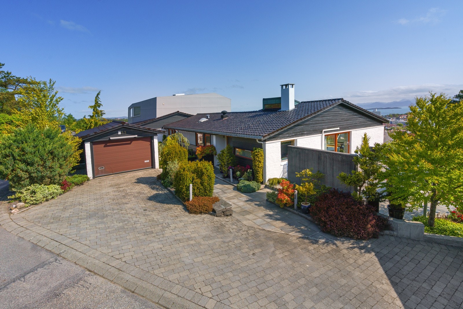 Garasje og parkering i innkjørsel. Galleribilde