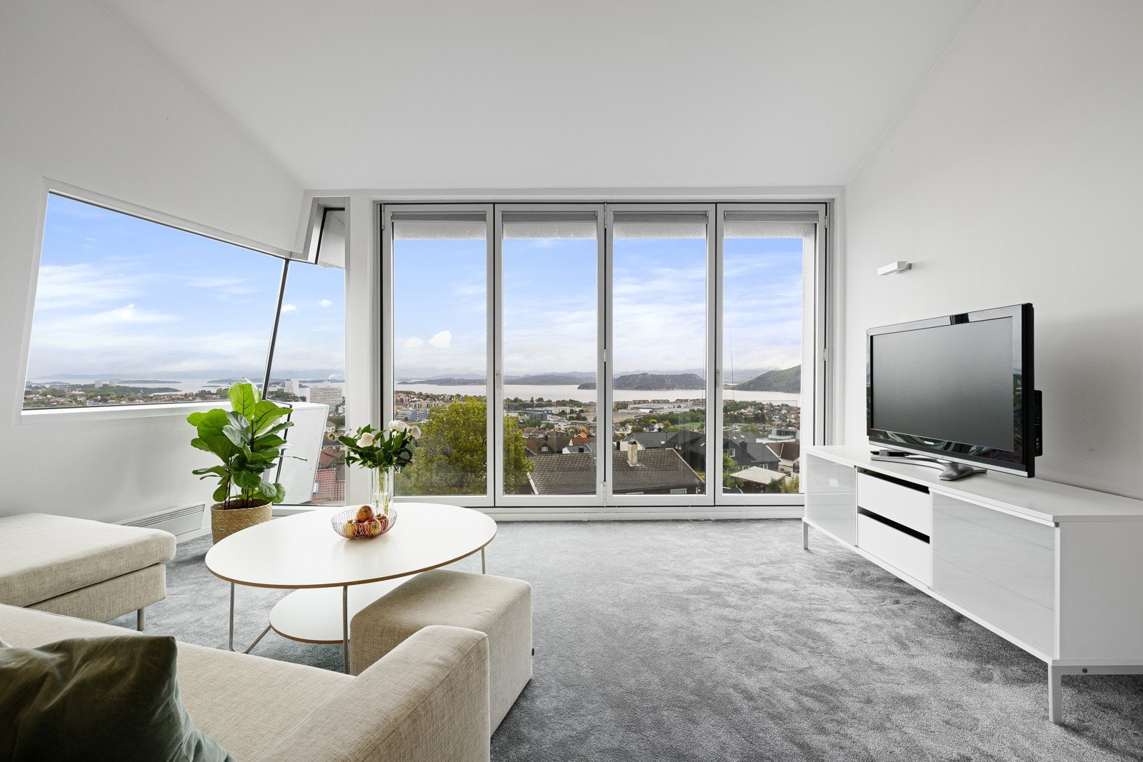 Nydelig stue med fantastisk utsikt i 2.etasje. Galleribilde