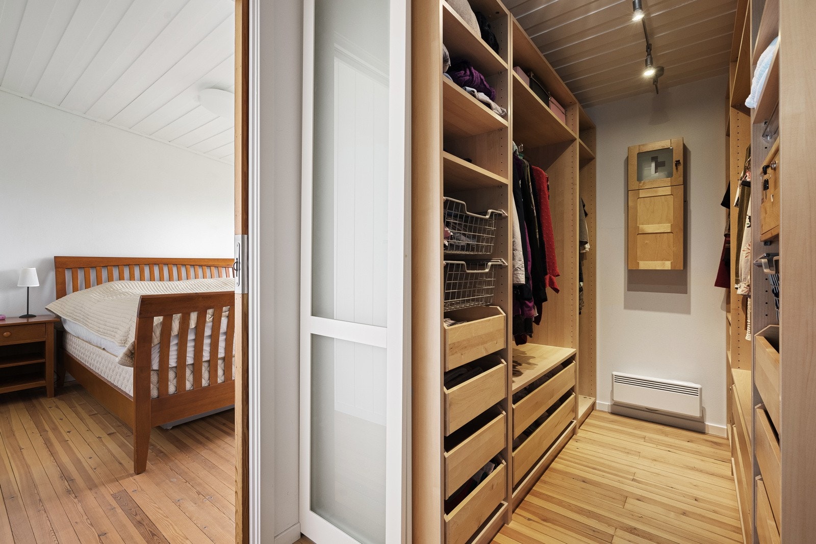 Walk-in closet. Galleribilde