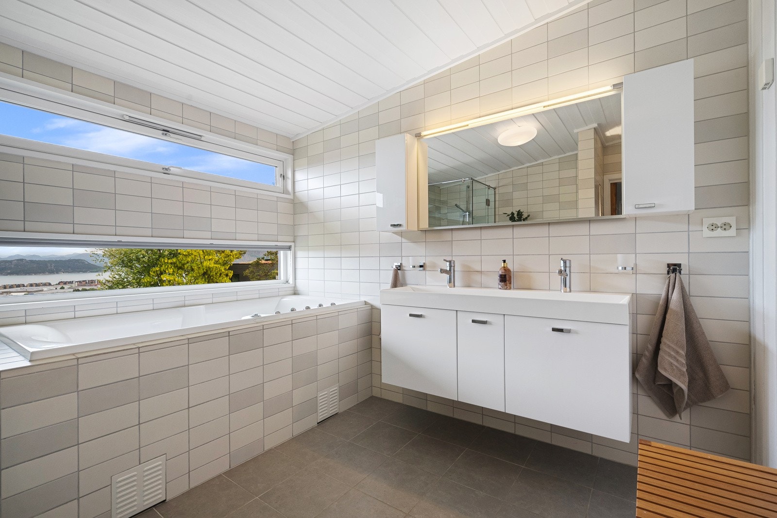 Lekkert helfliset baderom. Galleribilde