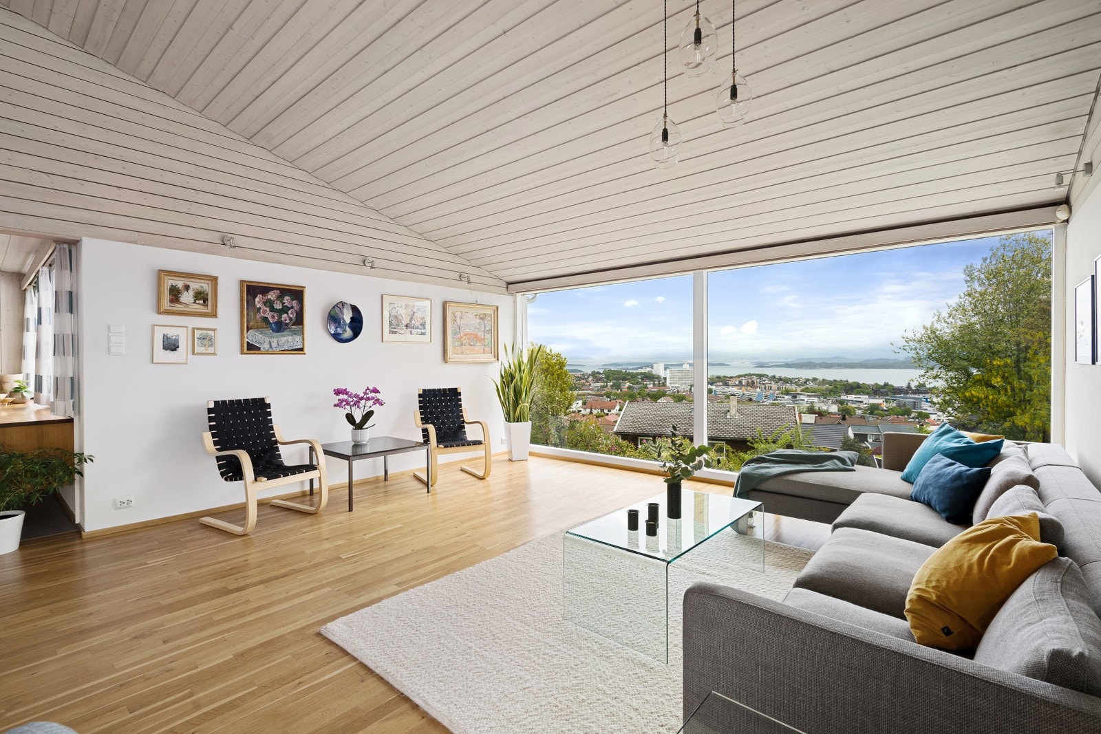 Velkommen inn i denne lekre og gjennomførte eneboligen over tre plan. Galleribilde