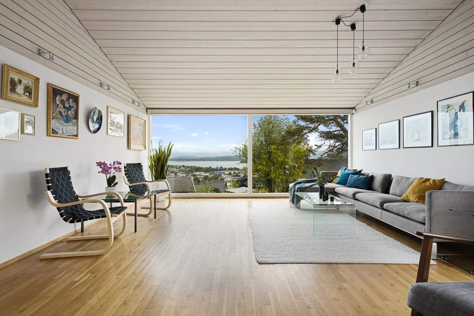 Store vinduer slipper inn rikelig med lys, og fremhever den flotte utsikten. Galleribilde