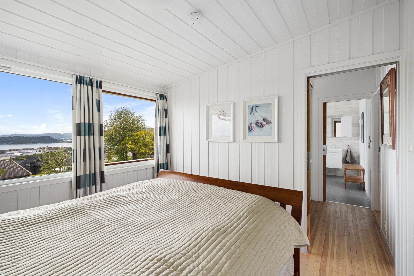 Soverom I med eget walk-in closet og baderom. Galleribilde